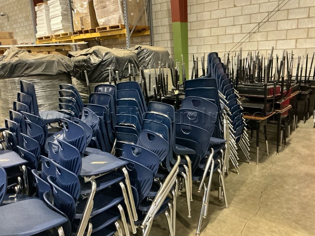 Lot of student desks and chairs — photo 1