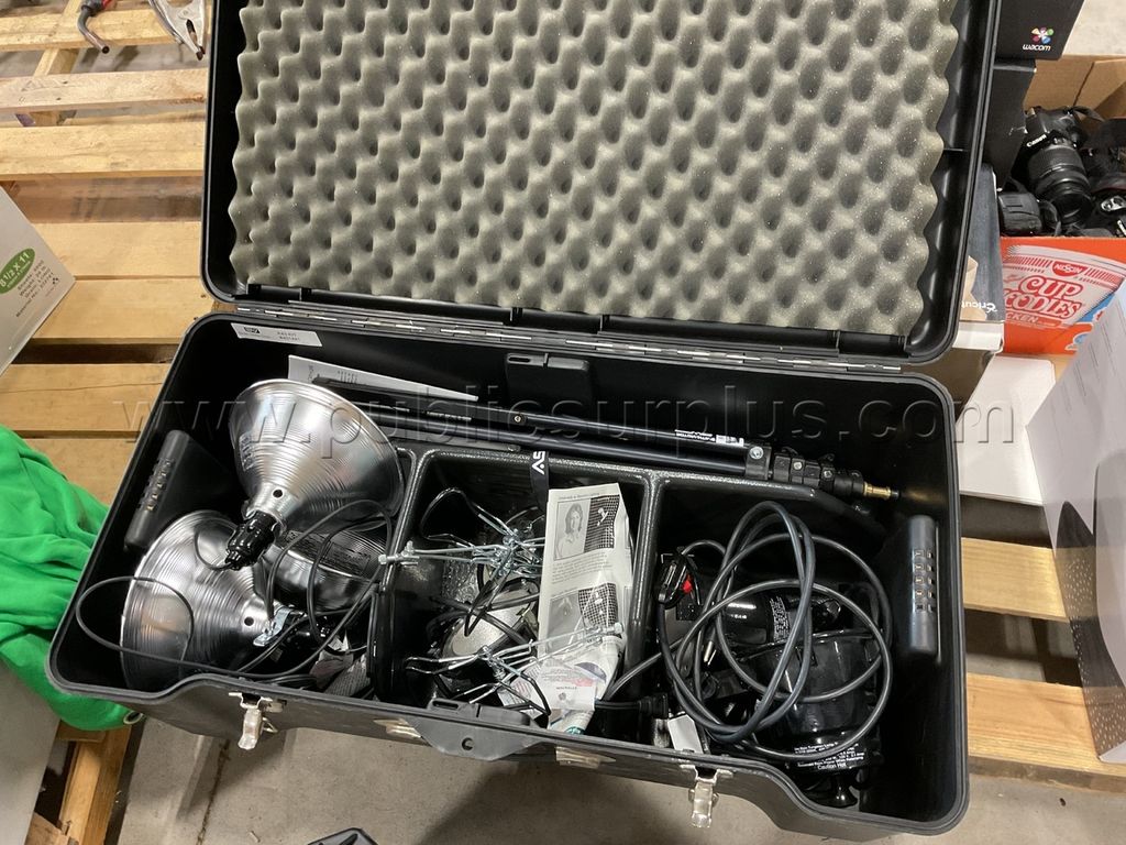 CAMERA LIGHTS/UMBRELLAS W/STORAGE CASE - photo 1