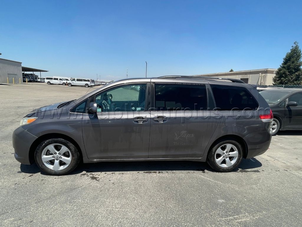 2012 Toyota Sienna (287) - photo 1