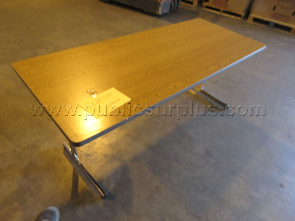 Lot  1104  Table 2 — photo 1