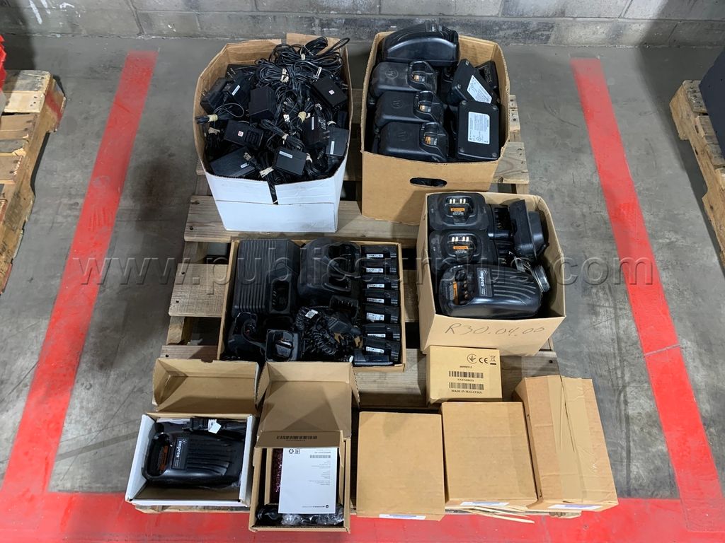 Radio Chargers & Batteries, Motorola /KK — photo 1