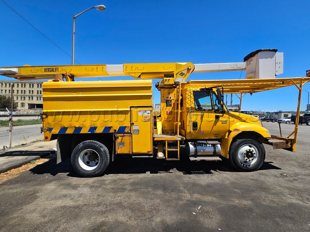 2003-INTERNATIONAL-4400-60' AERIAL LIFT W/CHIP BOX v84401 — photo 1