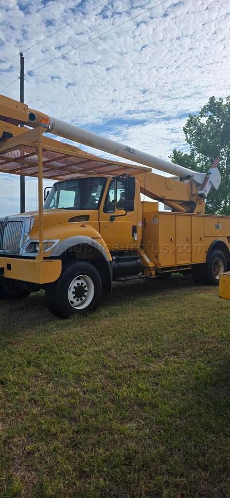 2007 International Digger Truck - photo 1