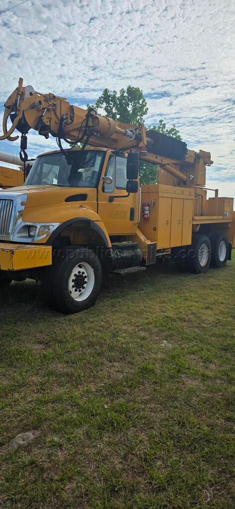 2003 Altec Boom Truck - photo 1