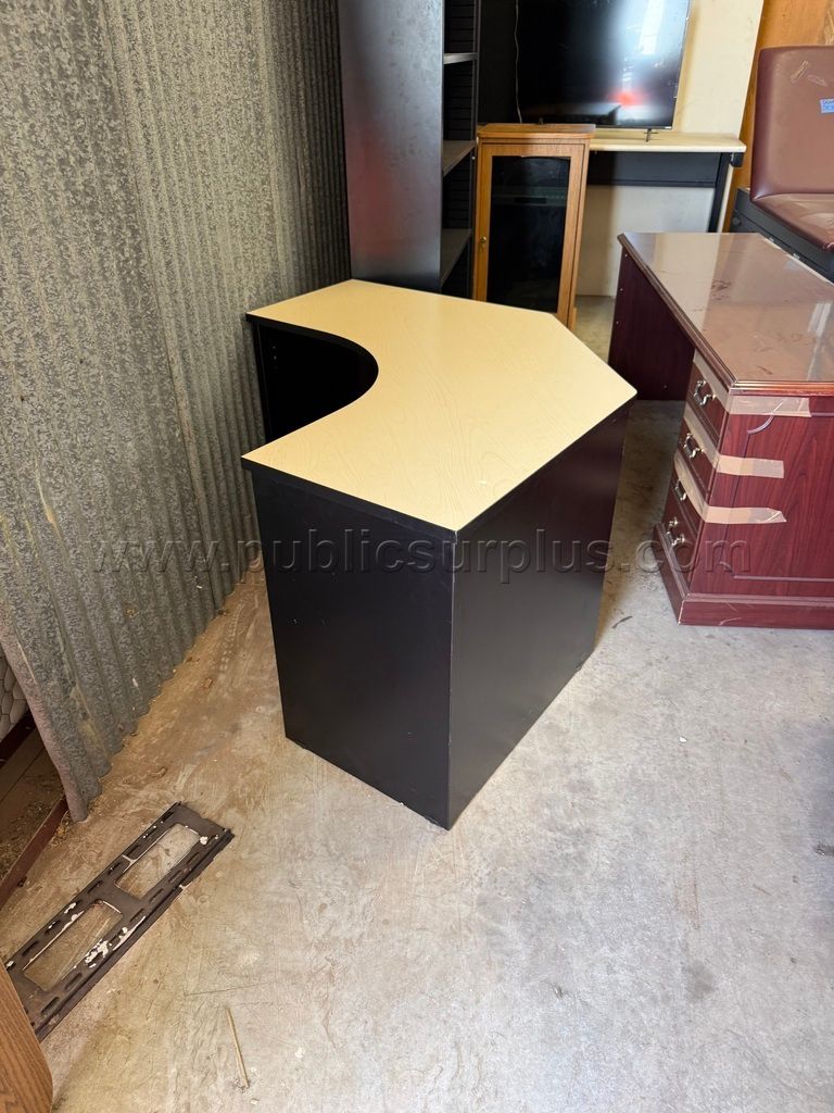 Corner desk — photo 1
