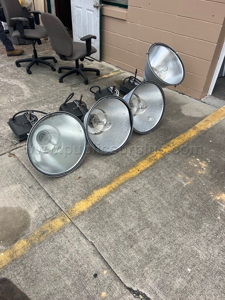1500 watt flood lights, 4 sold as lot — photo 1