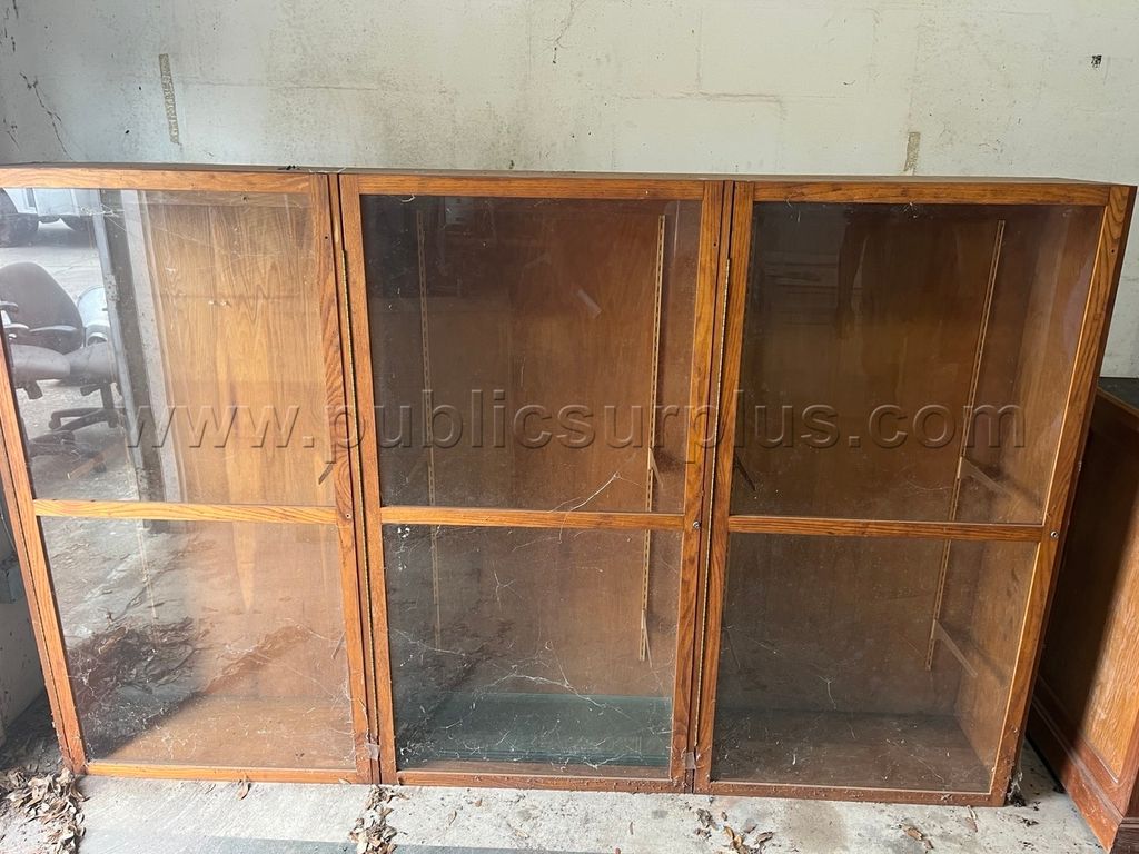 Display cabinet with glass shelves — photo 1