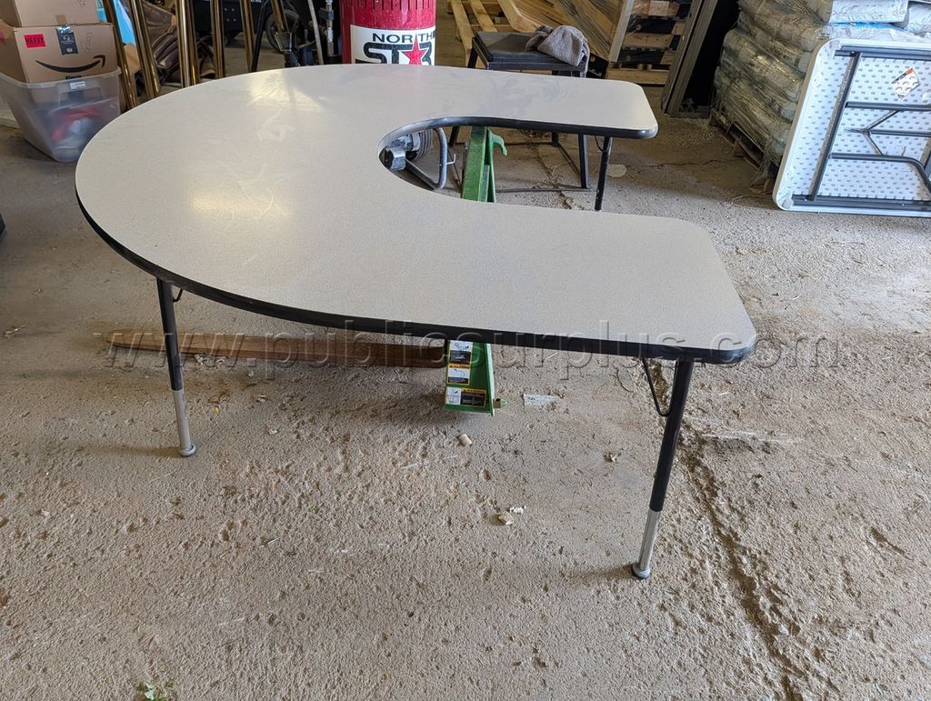 horseshoe table  with adjustable legs 66"x60" - DUTCH AUCTION! — photo 1