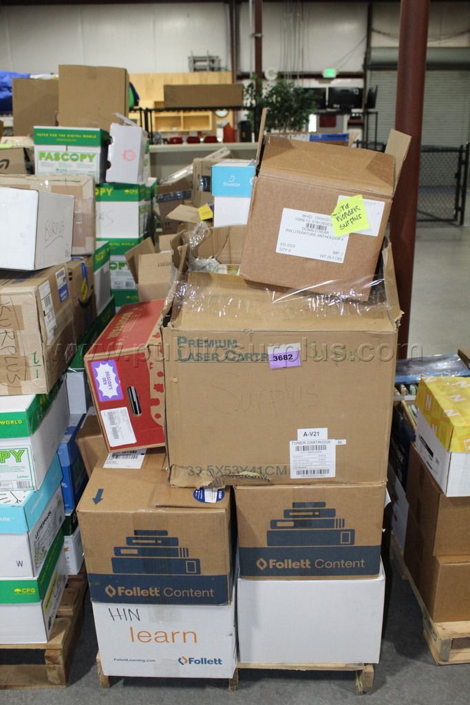 pallet of (used) books ~3682~ — photo 1
