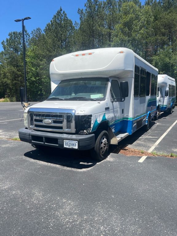 2014 E450 gas bus 131 — photo 1