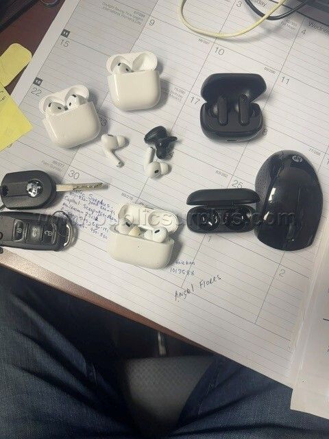 air pods and keys group — photo 1