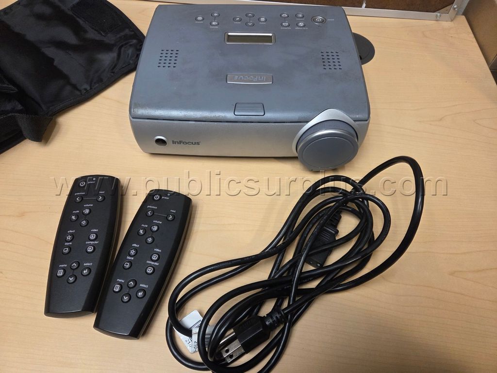 InFocus LP600 DLP Projector and Accessories — photo 1
