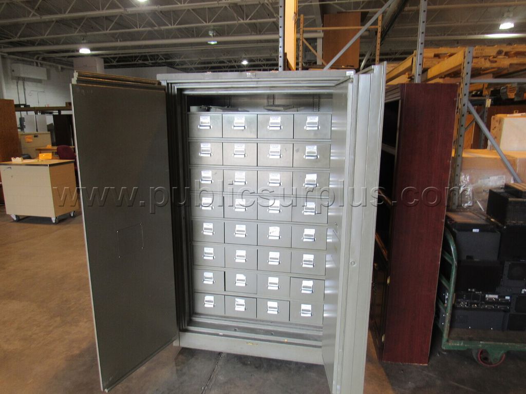 Lot 1113  Large Safe — photo 1