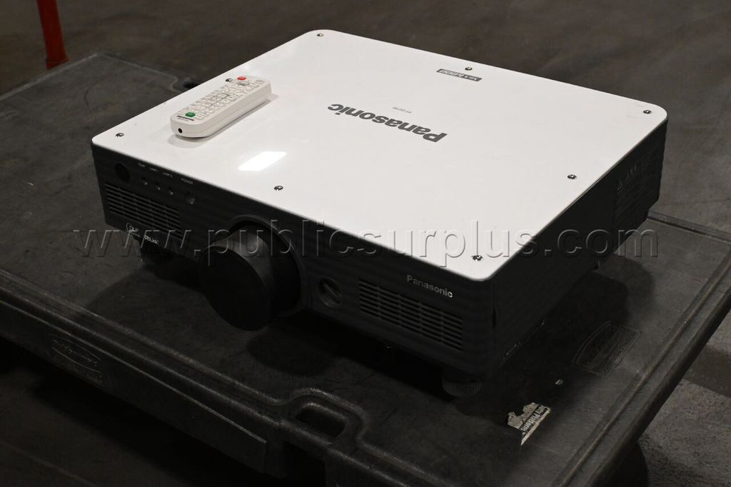 Panasonic PT-D5700 Projector — photo 1