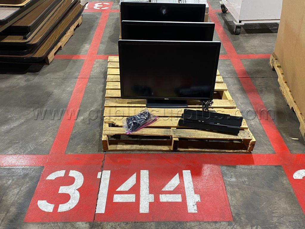 3 Dell Monitors /RA — photo 1