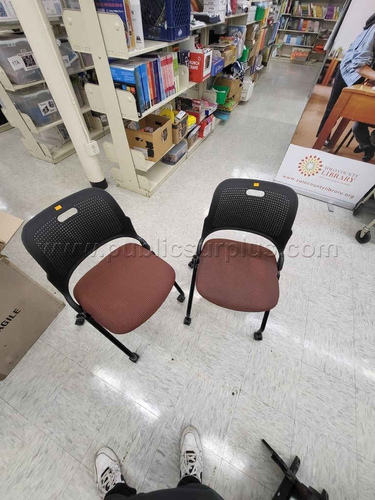 Brown folding chairs — photo 1