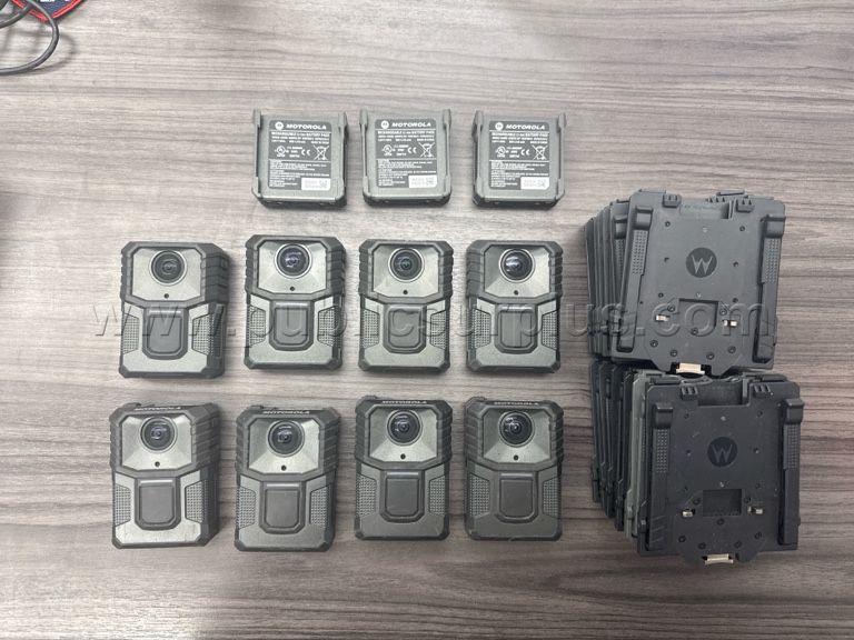 8 Motorola V300 Body Cameras with 12 mounts and 3 spare batteries — photo 1