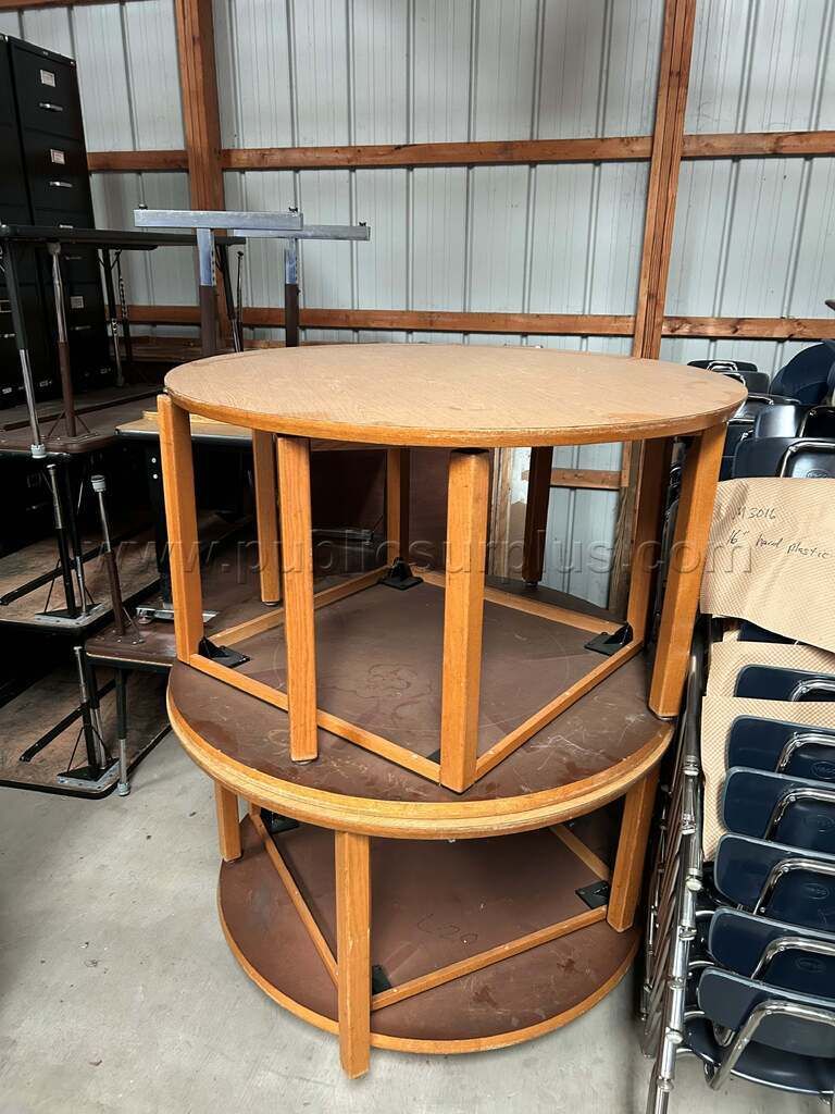48" round tables — photo 1
