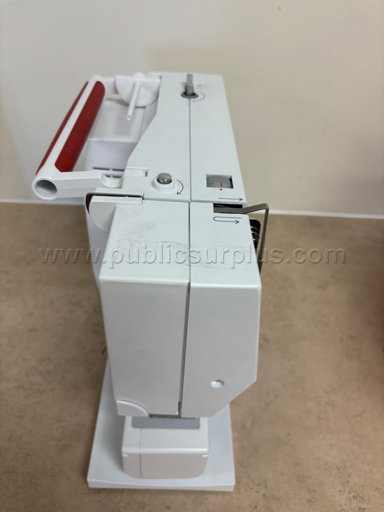 Bernina Sewing Machine — photo 1