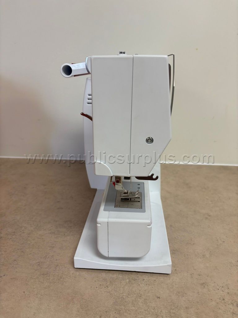 Bernina Sewing Machine — photo 1