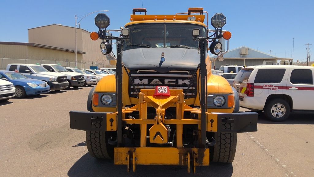 ADOT - F373 / 679S / 680P - 2005 MACK CV713 TRUCK SNOWPLOW 12 CY *TOW ONLY* — photo 1