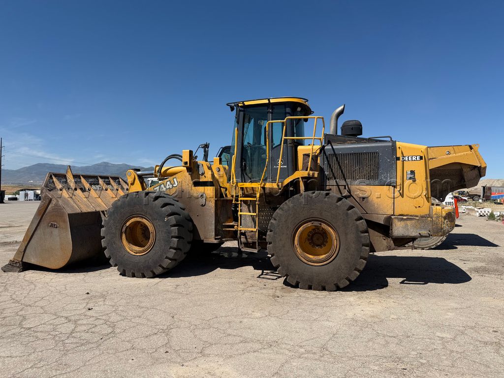 2003 John Deere Loader 744J — photo 1