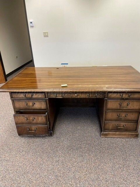 Desk 3 — photo 1
