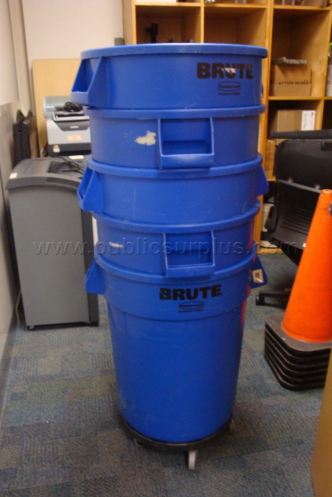 (1) - Rubbermaid Brute Trash Can - 32 Gallon — photo 1