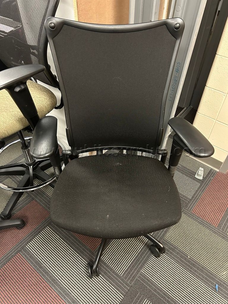 Black Office Chair — photo 1