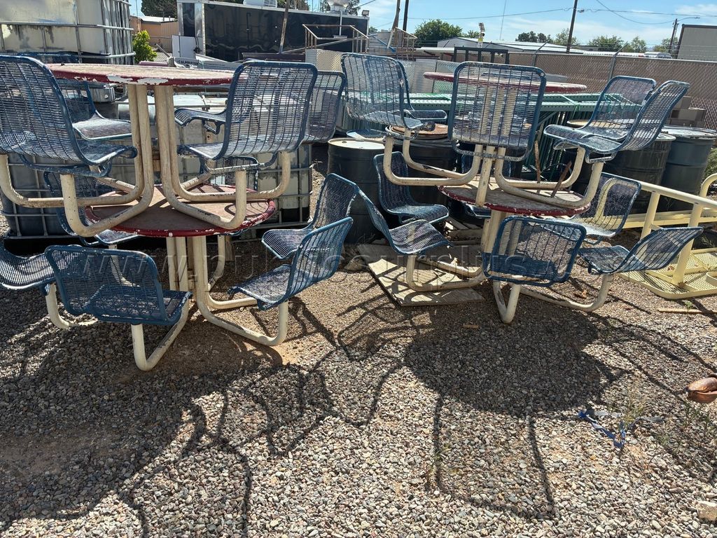 4 Round picnic Tables — photo 1