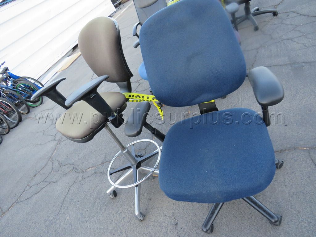 Lot of 2 Chairs - photo 1