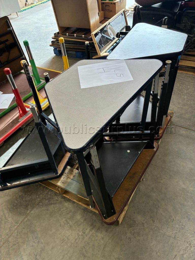 17 Desks — photo 1