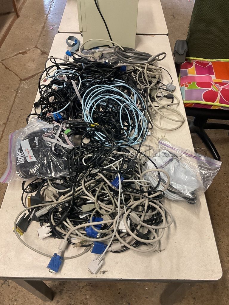 Box of  Cables  Lot # 4927 — photo 1