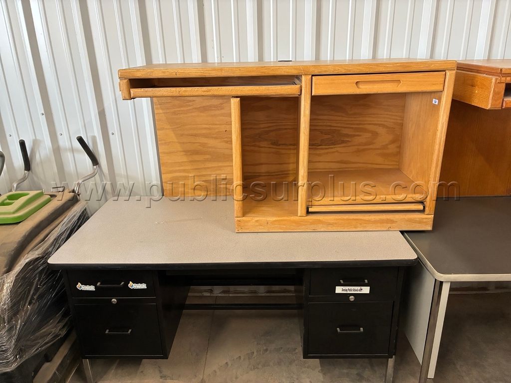 Desks — photo 1
