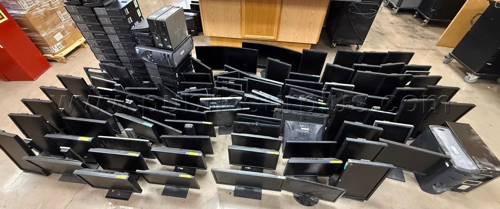 LOT OF MONITORS AND CPU'S - photo 1