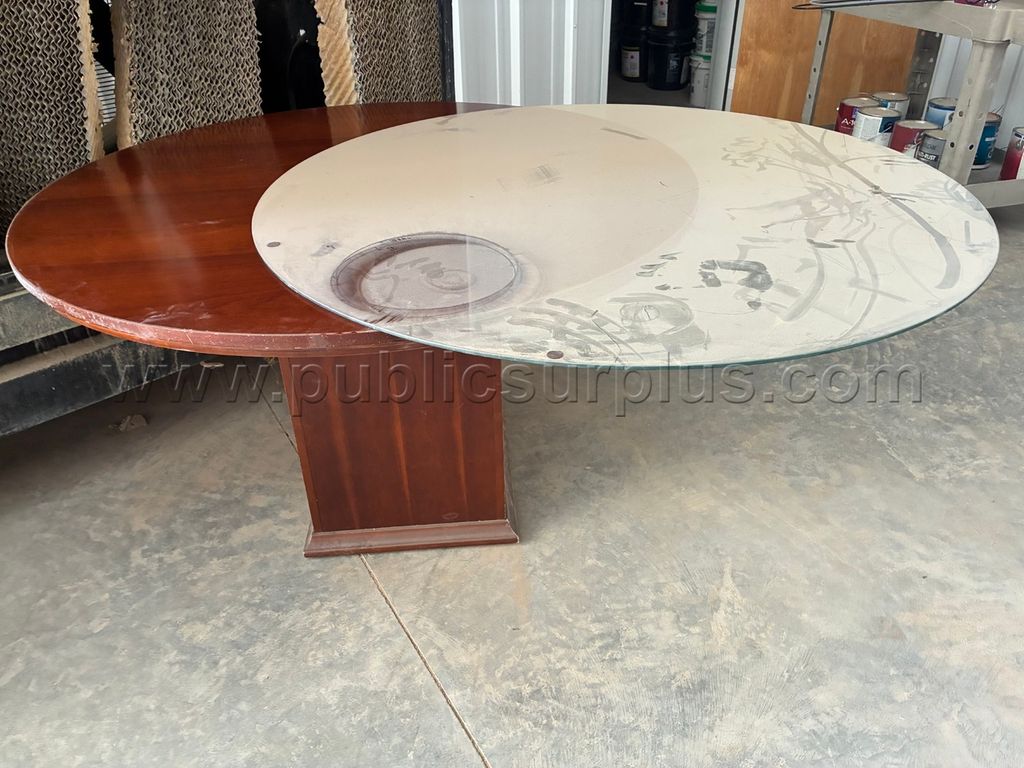 Round table — photo 1