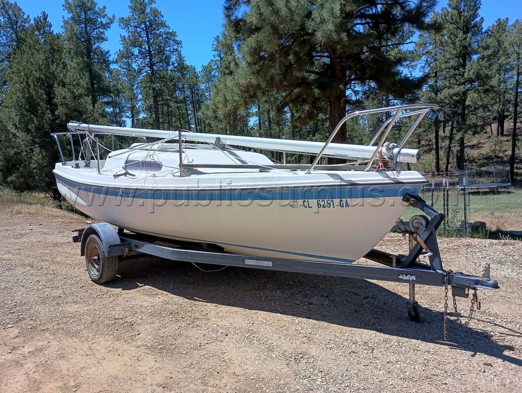 1983 MacGregor sailboat and trailer — photo 1