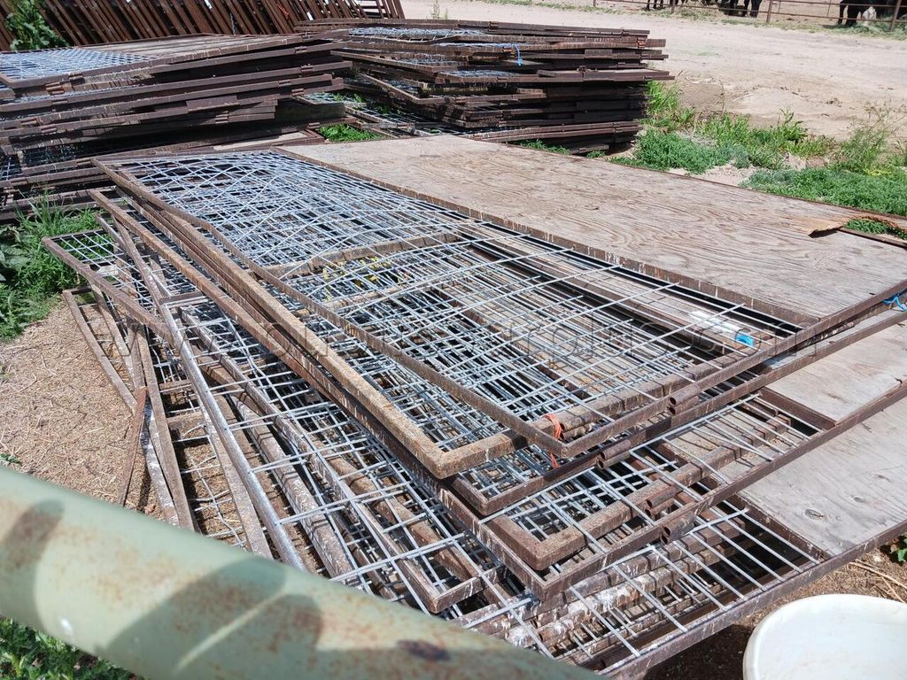 10' Portable Horse Stall Panels Lot — photo 1