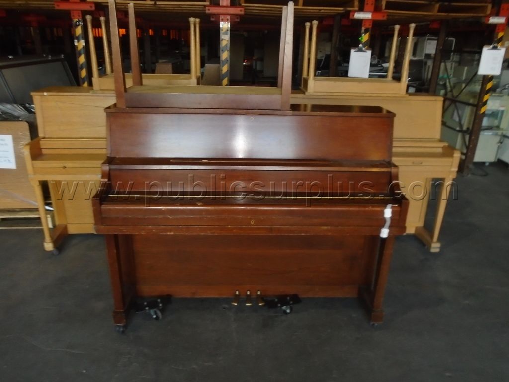 3 TOTAL:1 YAHAMA,1 WURLITZER 1 IVERS & POND — photo 1