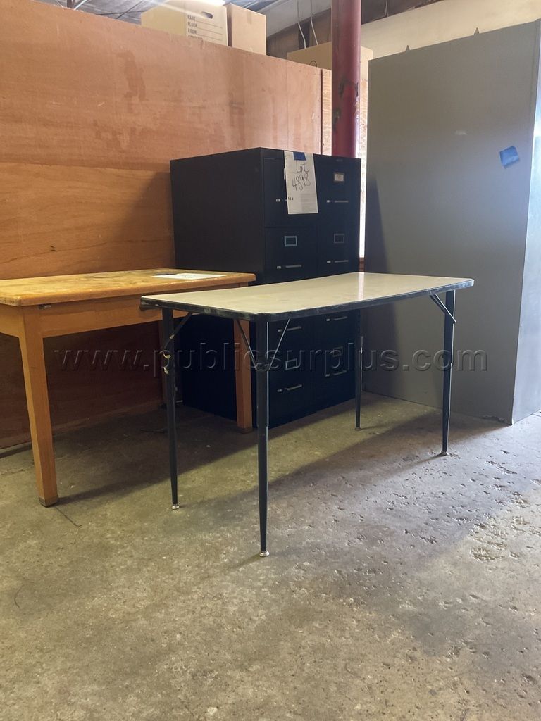 Table with Adjustable Legs Lot # 4945 - photo 1