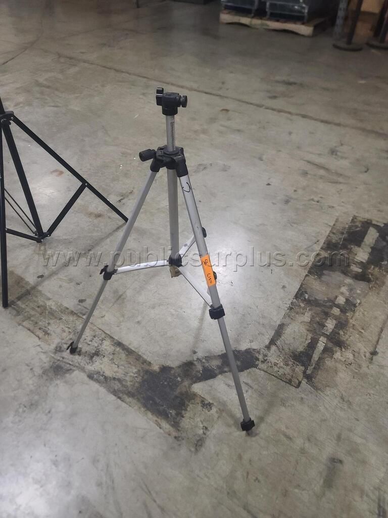 2 Adjustable Tripod Stands - Equipment / Lighting Stands (Neewer & Similar) - photo 1