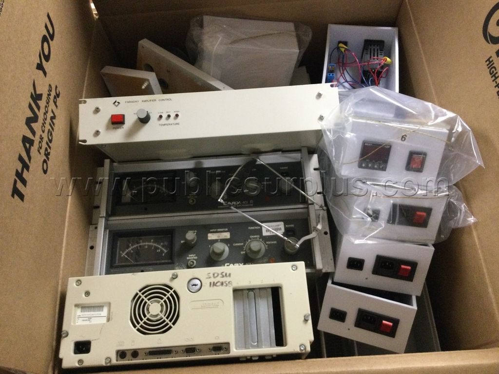 LOT OF OLD ELECTRONICS - SOLD AS IS - 679 - photo 1