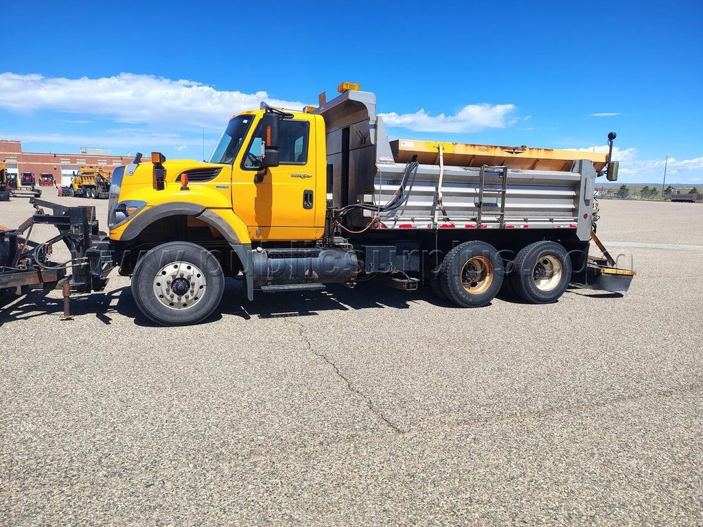 2011 INTERNATIONAL 7600SFA DUMP TRUCK WITH SPREADER, PLOW AND WING PLOW - photo 1