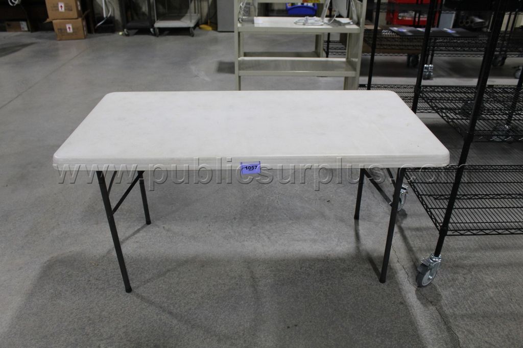 plastic table ~1057~ - photo 1