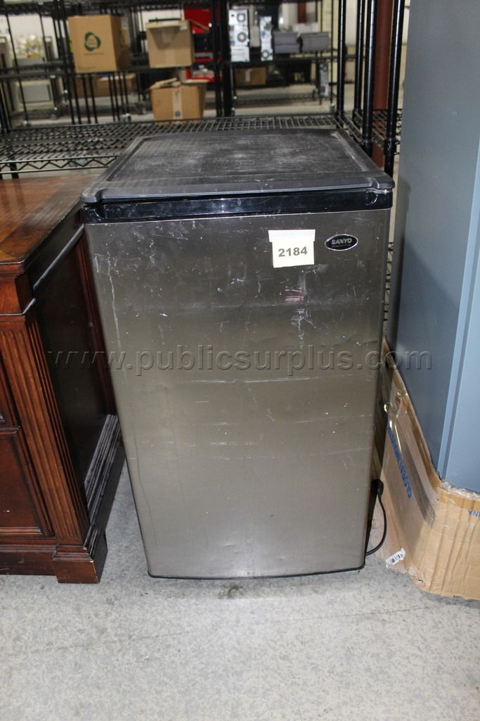 sanyo mini fridge ~2184~ - photo 1