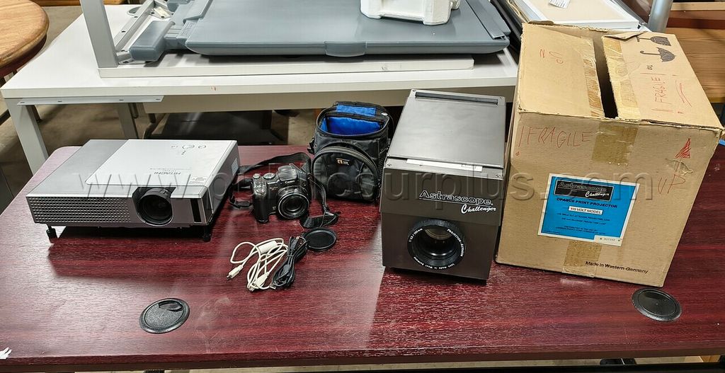 3 Pieces: Canon camera, Hitachi projector, Astrascope. - photo 1