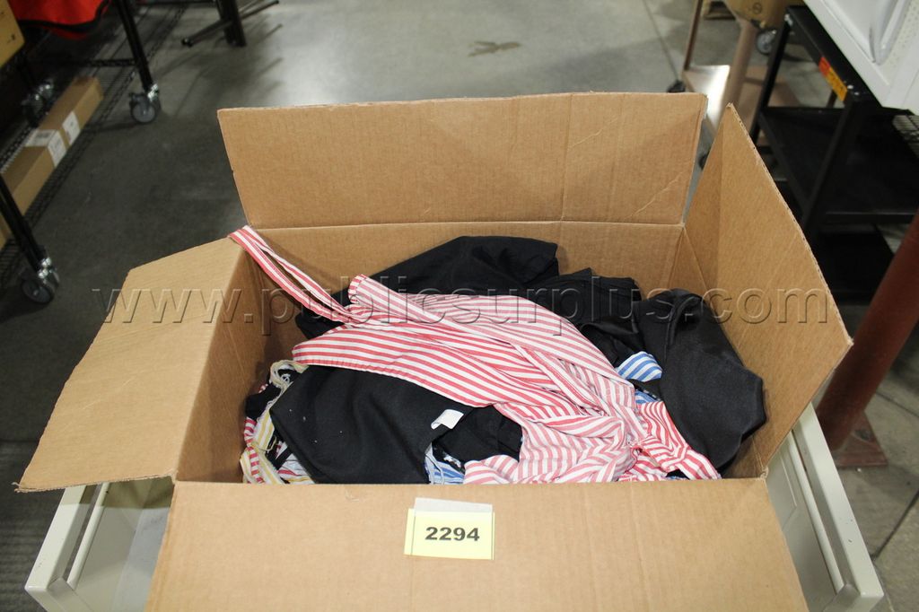 box of misc aprons ~2294~ - photo 1