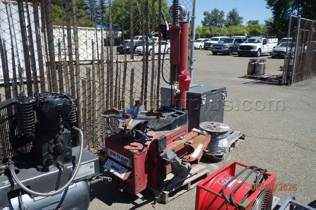 COATS 5060A TIRE MACHINE - photo 1
